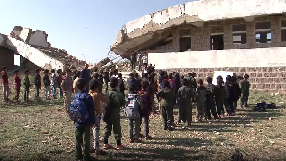 فيديو: أطفال يمنيون يبدأون فصلا دراسيا جديدا على "حطام مدرسة"