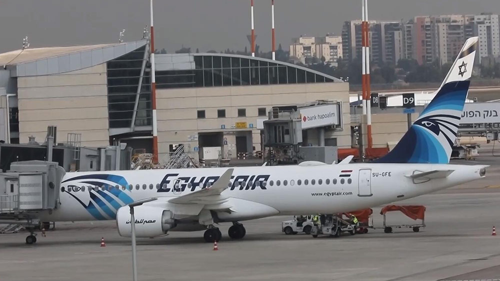 فيديو: أول رحلة رسمية لشركة مصر للطيران تهبط في مطار إسرائيل الدولي