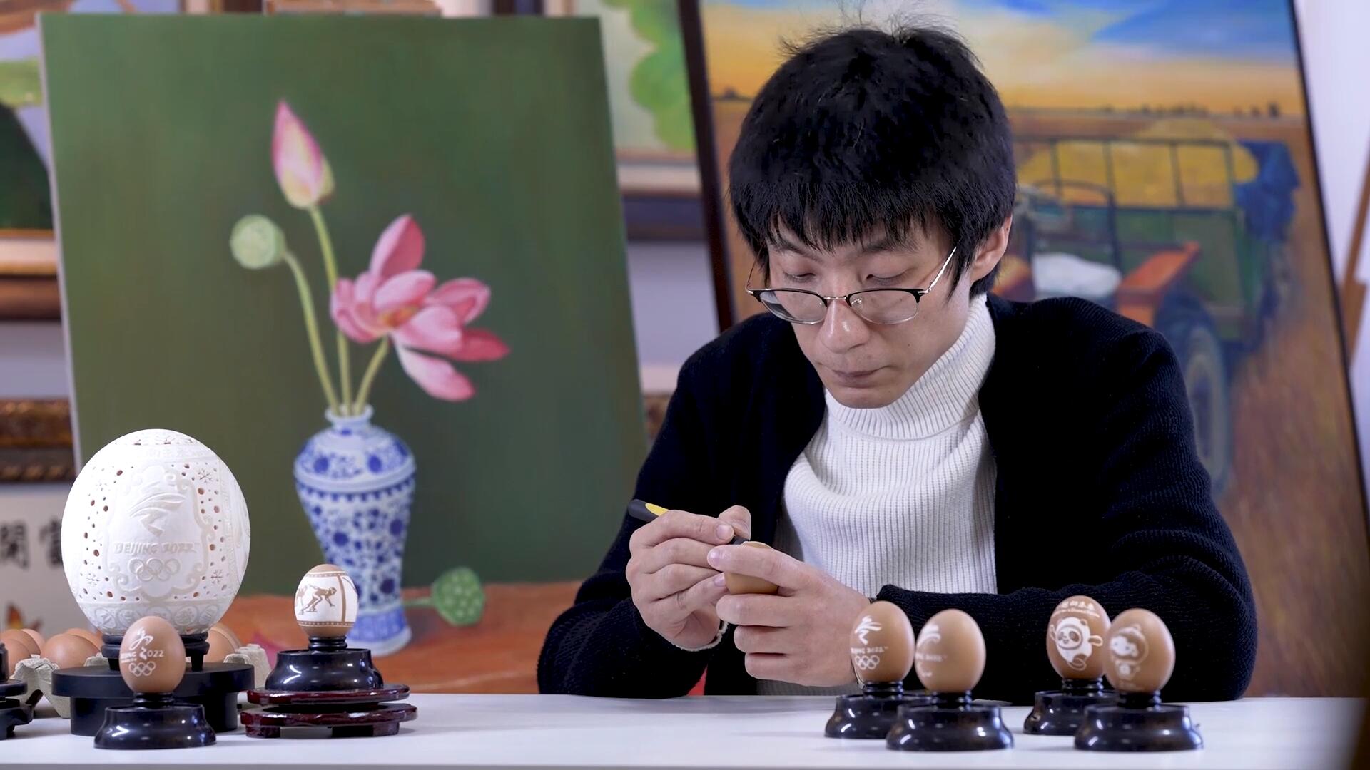 فيديو: أعمال فنية على قشر البيض في يدي فني حرفي صيني