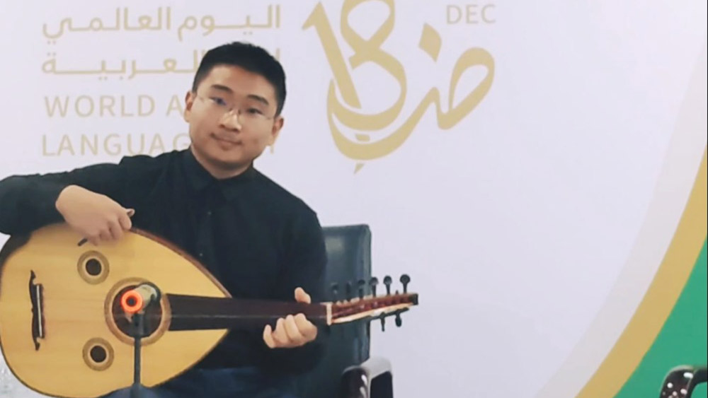 فيديو: طالب صيني يعزف على العود