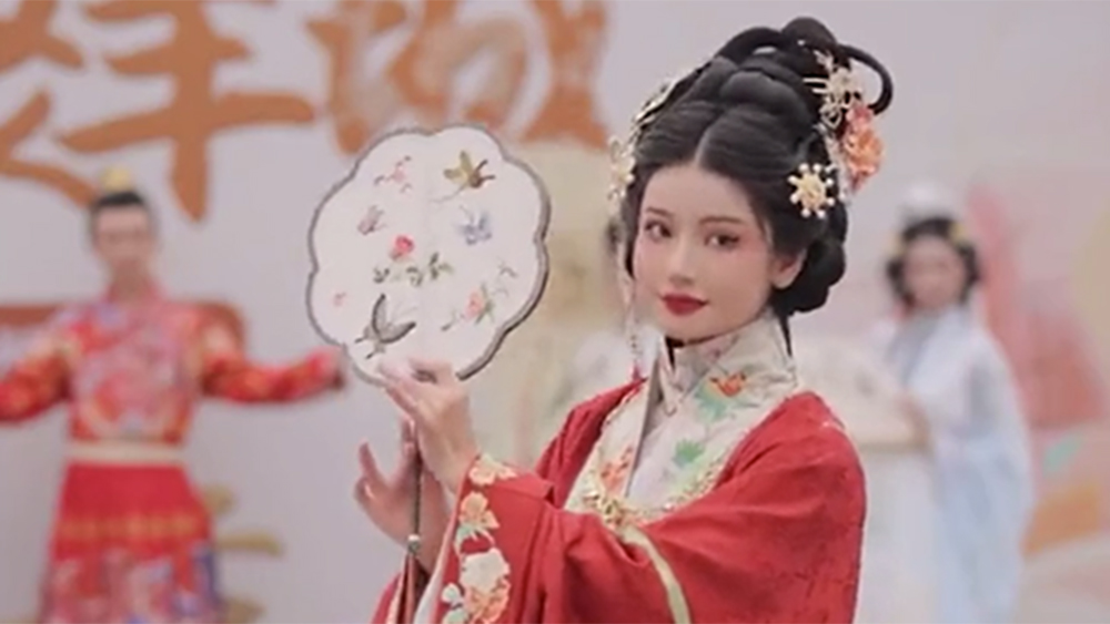 الموضة الفريدة الصينية: الشباب يرتدون الأزياء التقليدية الصينية "هانفو"