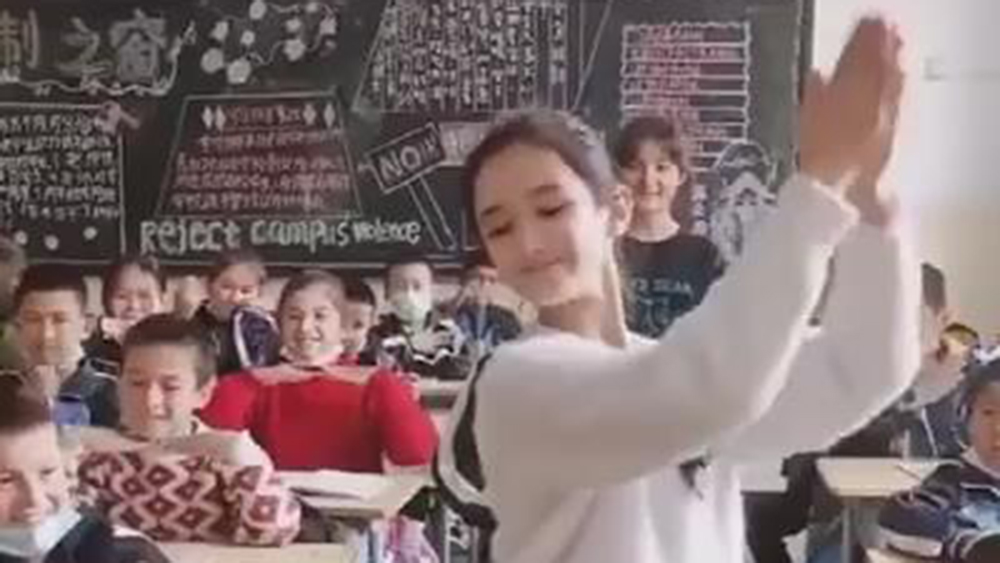 فيديو: فتيات شينجيانغ يرقصن في حجرة الدرس