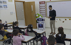 فيديو: معلمون في غزة يستخدمون روبوتا تفاعليا في الفصل الدراسي