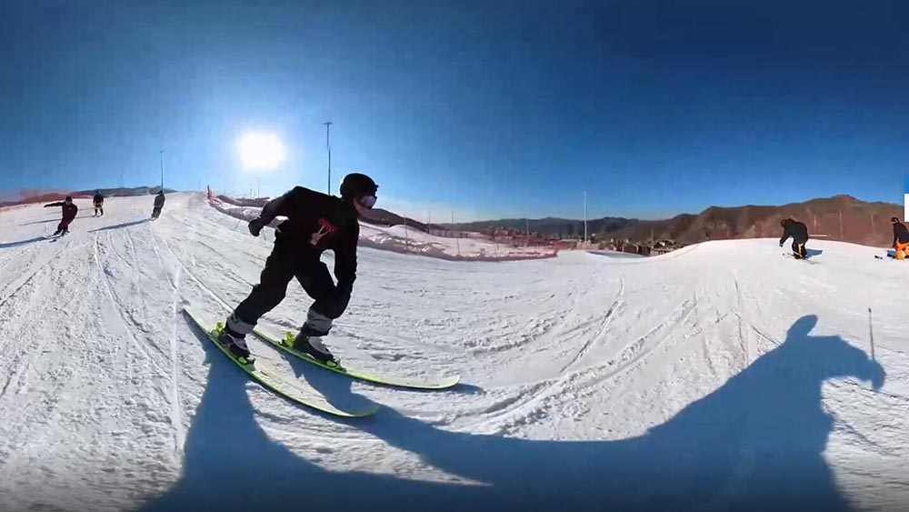 الفيديو: هواة التزلج يتمتعون بمتعة رياضة التزحلق على الثلج