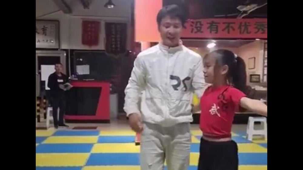 الفيديو: الفتاة الصينية تمارس الشقلبة الخلفية