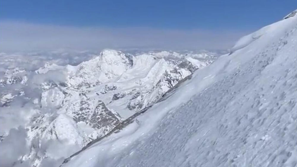 الفيديو: مناظر لجبل ايفرست أعلى قمة في العالم