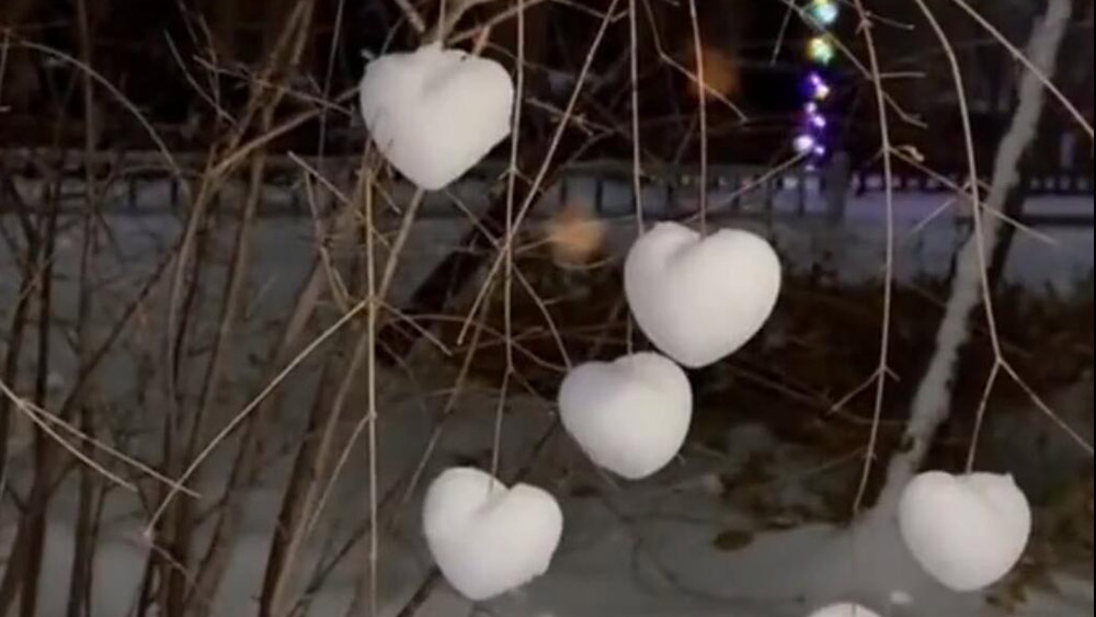 فيديو: صنع كرة الثلج على شكل قلب