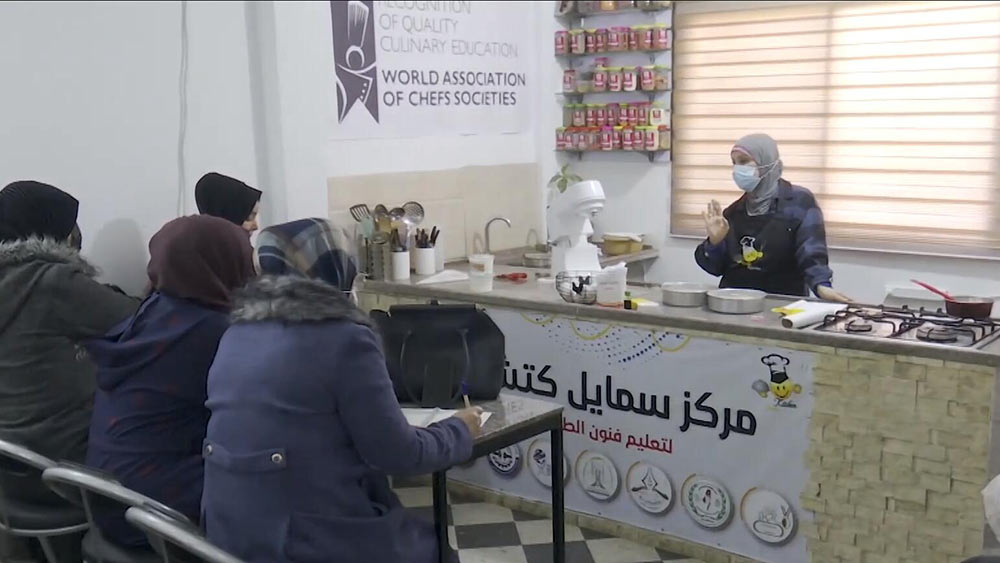 فيديو: مدرسة الطهي الأولى في غزة تمكن سكان القطاع من تعلم مهارات الطهي الاحترافية