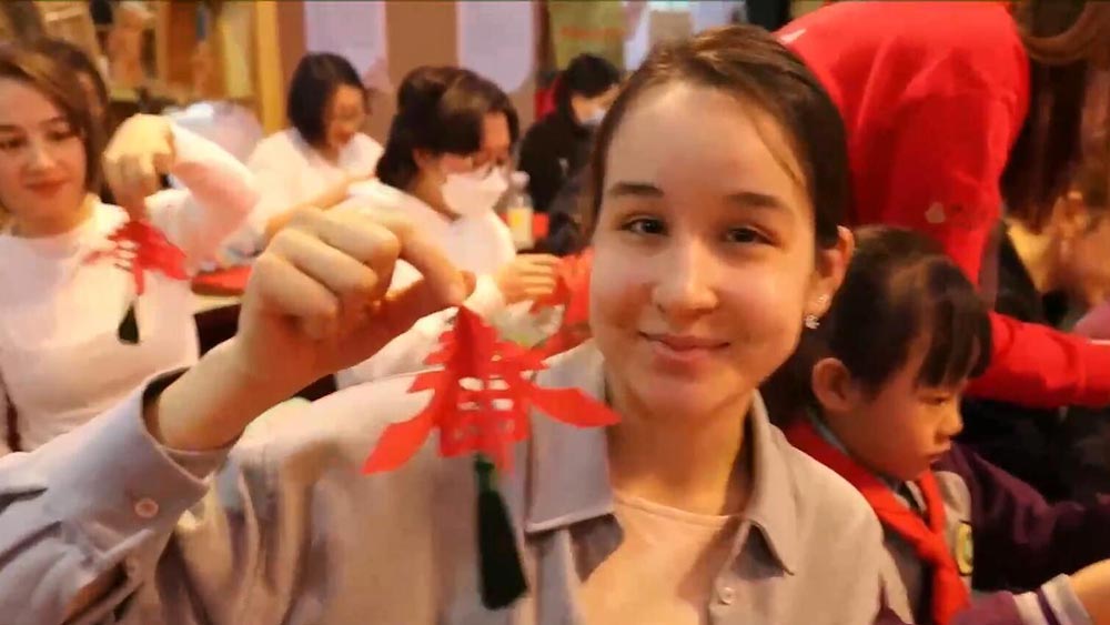 طلاب أجانب في شمال غربي الصين يتعلمون قص الورق للاحتفال بالسنة القمرية الصينية الجديدة