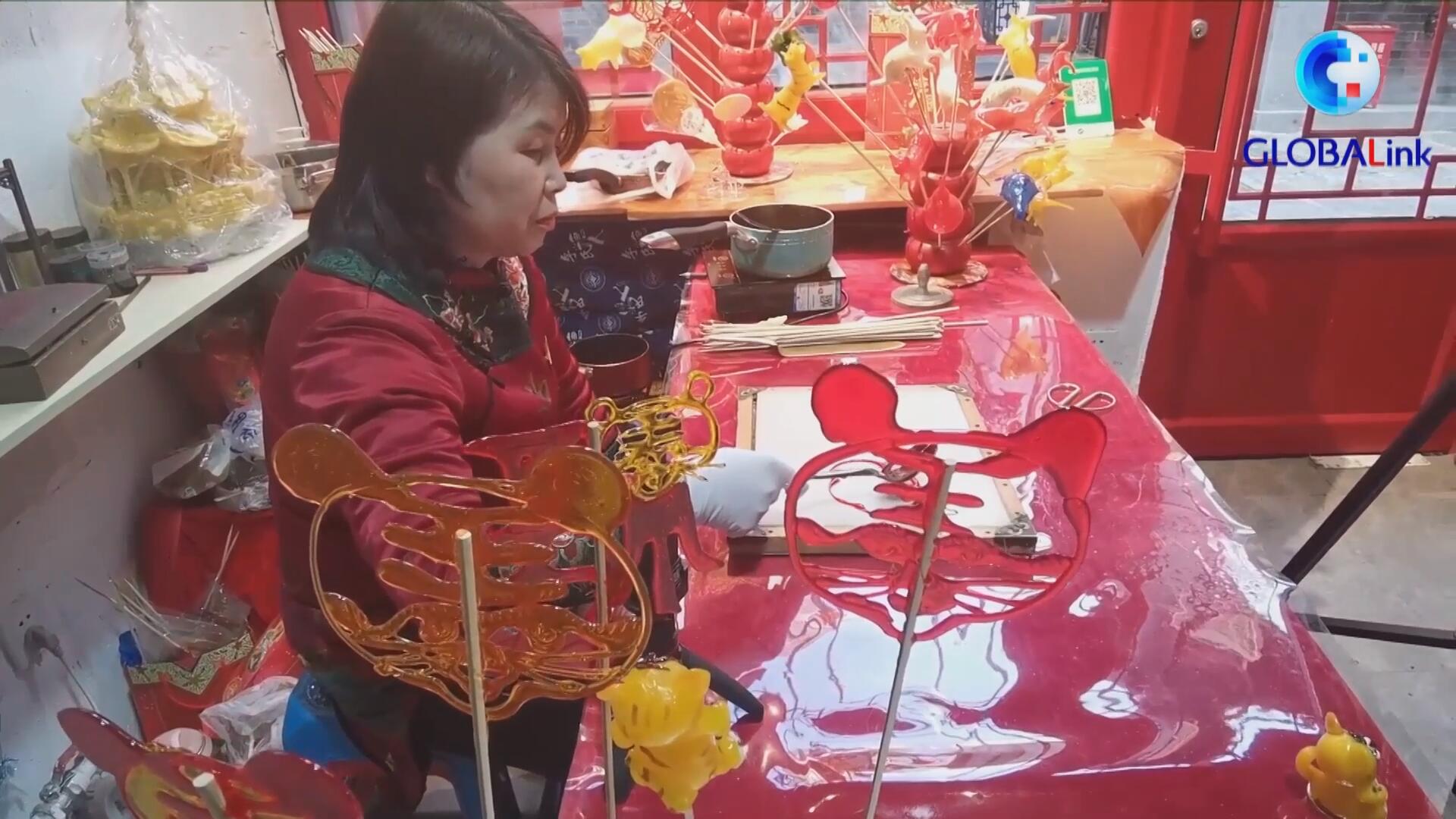 فنانة شعبية صينية تحيي عيد الربيع بمنحوتات السكر