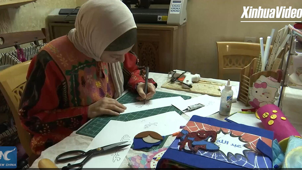 فيديو: أم فلسطينية تحقق حلم الأطفال بكتب تفاعلية يدوية الصنع