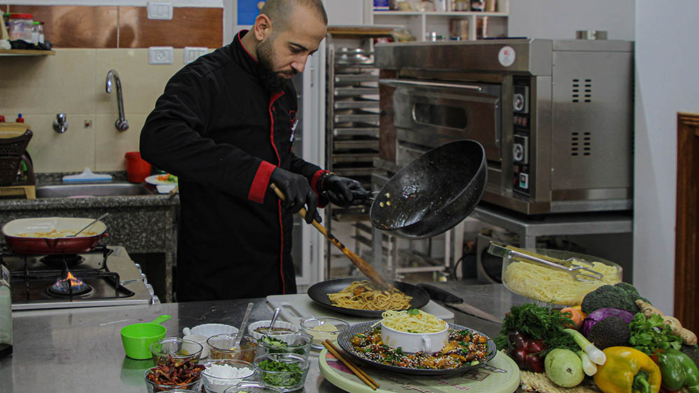 فيديو: شيف من غزة يسعى لنشر ثقافة الطعام الصيني في المجتمع المحلي