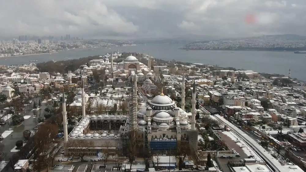 فيديو: تساقط الثلوج بكثافة يعطل حركة المرور في أنحاء مدينة اسطنبول التركية