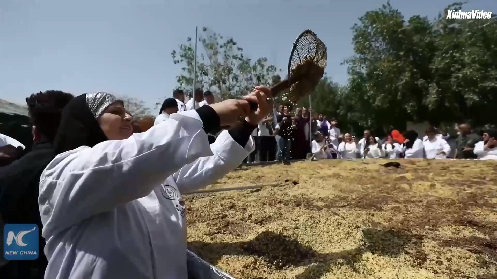 فيديو: طهاة فلسطينيون يعدون طبق مجدرة كبيرا قبل حلول شهر رمضان