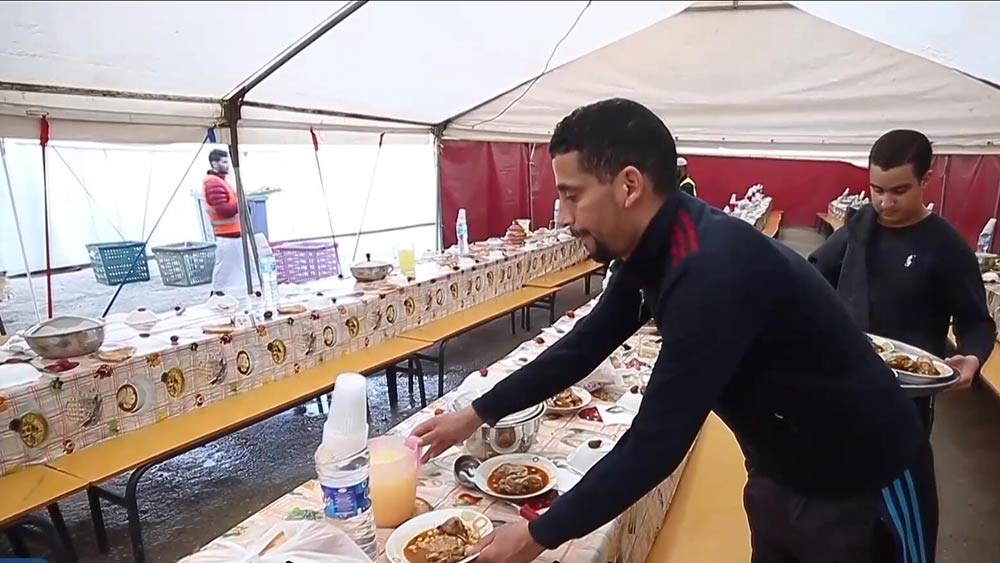 فيديو: المزيد من السكان المحليين يستفيدون من إفطار مجاني توفره جمعيات خيرية جزائرية