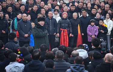 شي يقدم تحياته للشعب الصيني بمناسبة عيد الربيع خلال زيارته إلى شانشي
