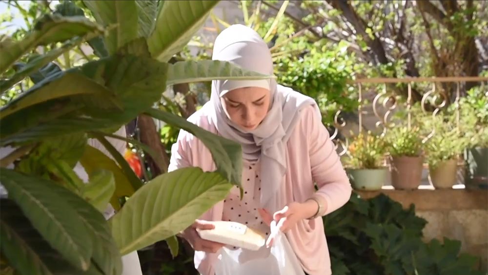 فيديو: شابة سورية توزع وجبات مجانية على الفقراء خلال شهر رمضان