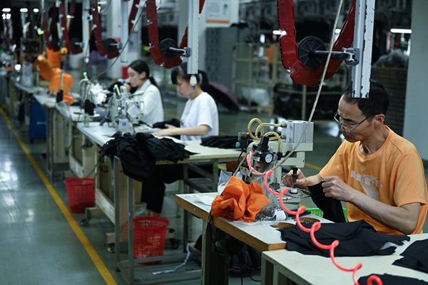 نحو 40 مليار دولار إجمالي قيمة الإنتاج لقطاع الملابس والأحذية في مدينة جينجيانغ بجنوب شرقي الصين عام 2021