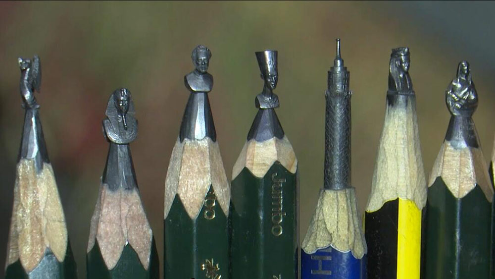 فيديو: فنان مصري يحول رؤوس أقلام الرصاص إلى منحوتات دقيقة