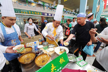 إقامة المهرجان الثقافي الصيني للأطعمة الإسلامية في مدينة ووتشونغ بنينغشيا