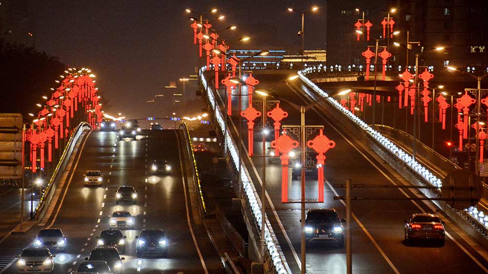 العاصمة الصينية تزدان بمصابيح ملونة