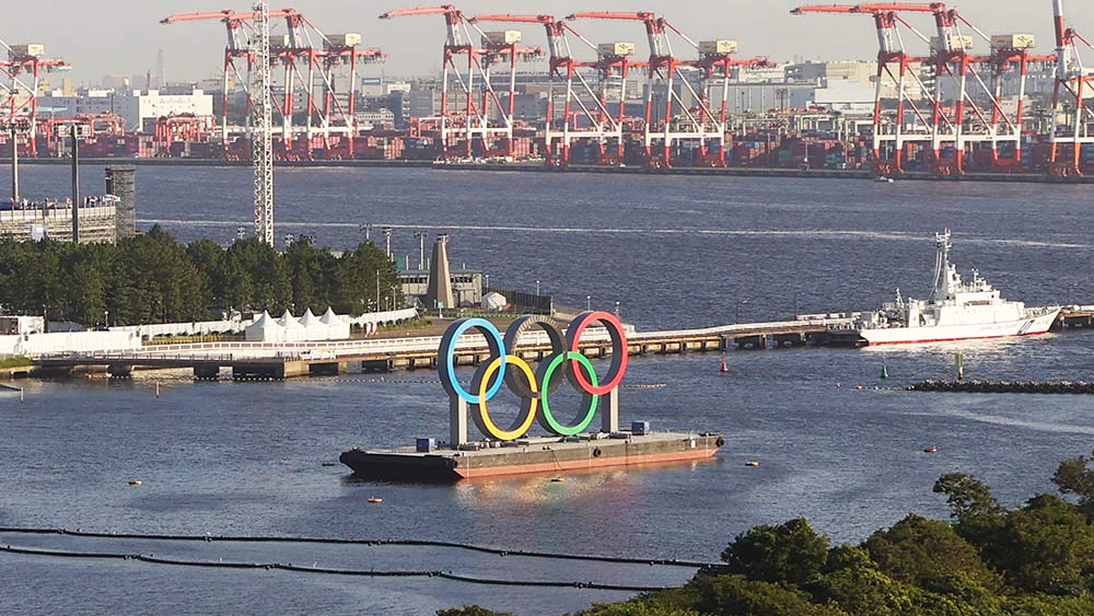 مجموعة من الحلقات الأولمبية تطفو فوق مياه خليج طوكيو