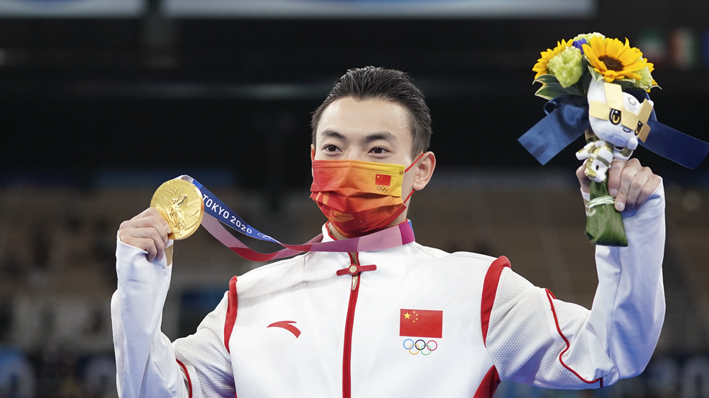 لاعب الجمباز الصيني تسو يفوز بذهبية مسابقة المتوازي رجال في أولمبياد طوكيو