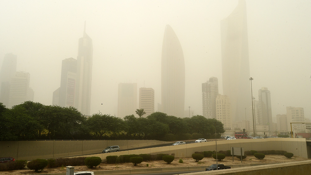 عاصفة رملية تهب على العاصمة الكويتية