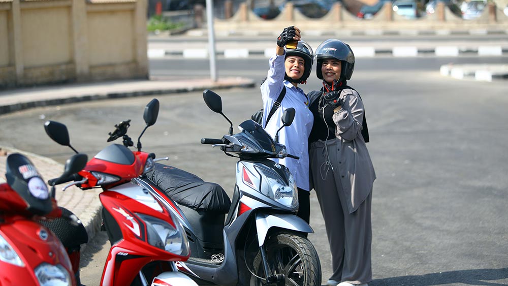 فتيات يقدن دراجات نارية في القاهرة