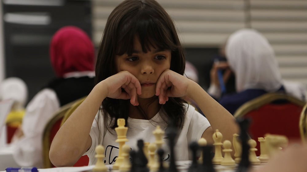 مسابقة لعبة الشطرنج للنساء في مدينة الخليل
