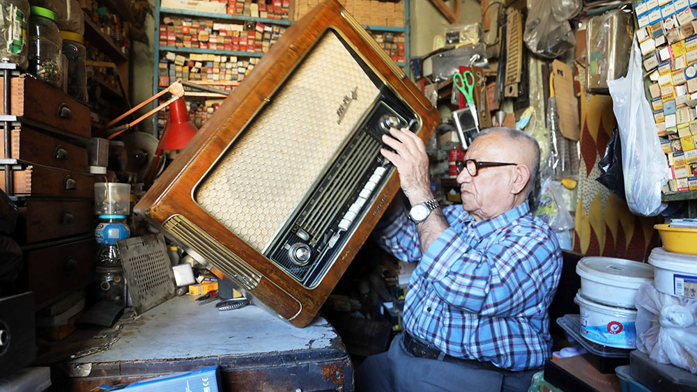 ورشة لإصلاح أجهزة راديو قديمة في بغداد
