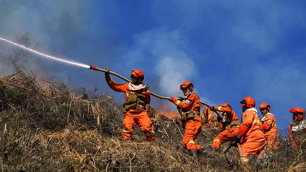 تمرينات شاملة لمكافحة الحرائق في غابات بجنوب غربي الصين