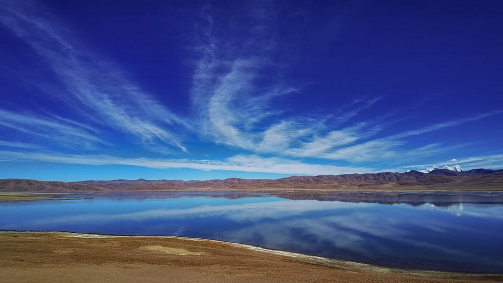 منظر الشتاء في بحيرة تشقو بمنطقة التبت الصينية