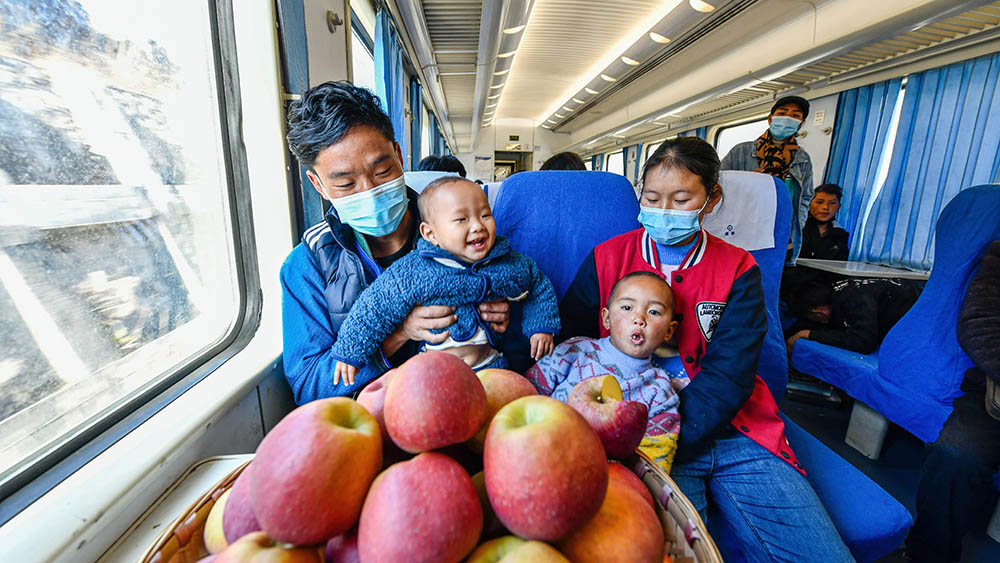 قطار يسير على هضبة يوننان- قويتشو بجنوب غربي الصين