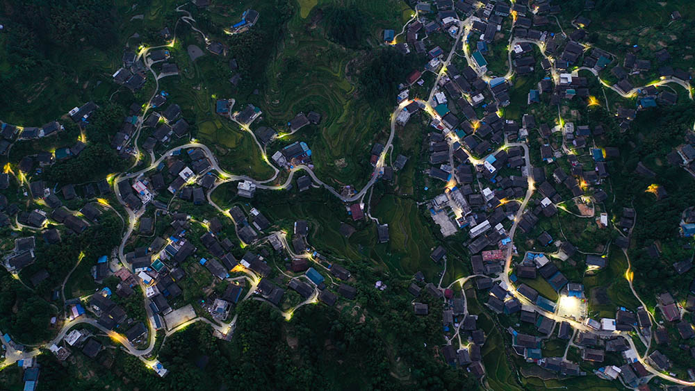 مصابيح الطاقة الشمسية تضيء ليل القرى في عمق الجبال في جنوبي الصين