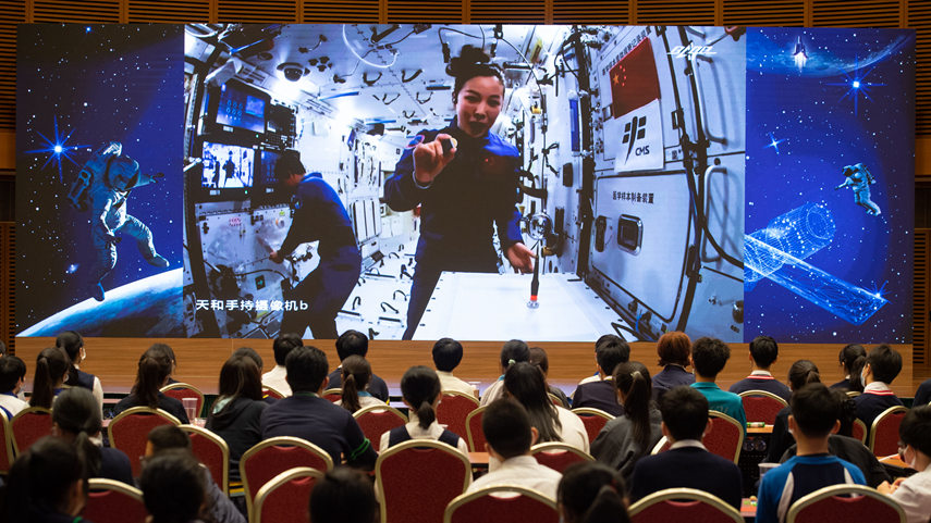 رواد فضاء صينيون يلقون محاضرة من الفضاء
