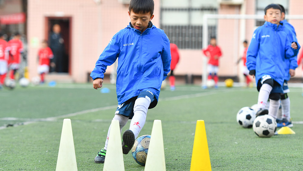 سعي التلاميذ إلى أحلامهم لكرة القدم في حرم المدرسة في مدينة تشانغشا بمقاطعة هونان