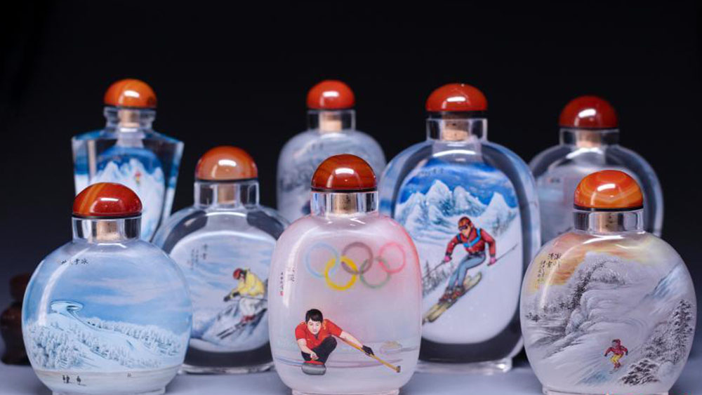 الرسم داخل الزجاج .. فكرة فنية للترحيب بالالعاب الأولمبية الشتوية
