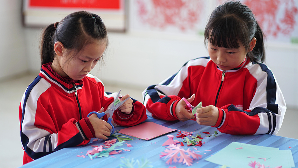 المشاركة في أنشطة متنوعة في المدرسة لاستقبال الألعاب الأولمبية الشتوية في مدينة شينغتاي بمقاطعة خبي