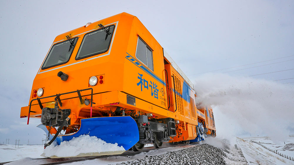 مركبات لإزالة الثلوج على خط للسكك الحديدية في منطقة شينجيانغ