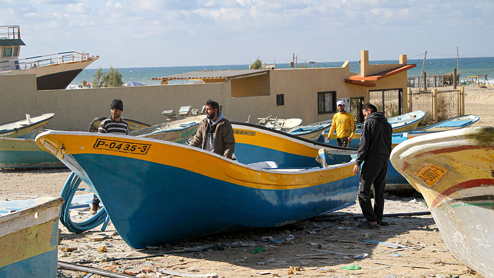 صيانة القوارب في ميناء بمدينة غزة