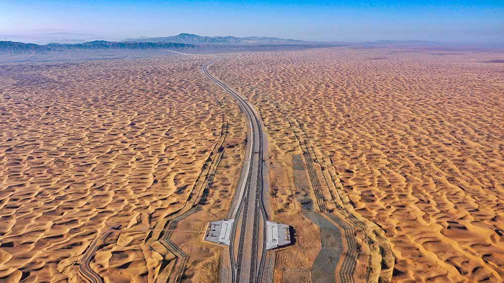 بدء تشغيل طريق سريع يمر عبر صحراء تنغر بشمال غربي الصين