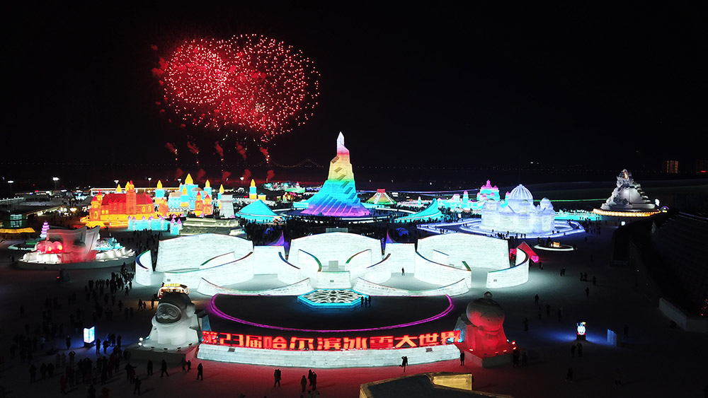 عرض للألعاب النارية للاحتفال بالعام الجديد في شمال شرقي الصين
