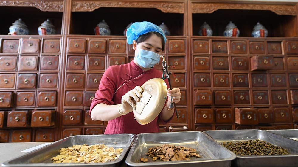 إعداد مستخلصات أعشاب طبية صينية تقليدية