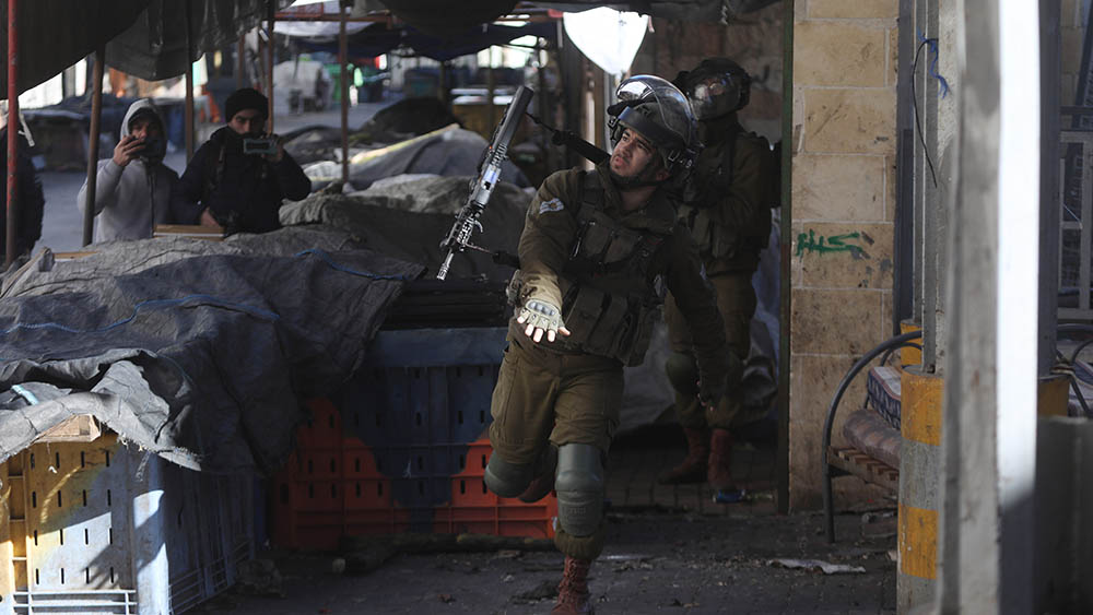 اشتباكات في مدينة الخليل بين فلسطينيين وقوات إسرائيلية
