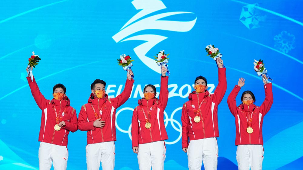 حفل توزيع جوائز سباق التتابع للتزلج السريع على مضمار قصير للفرق المختلطة لمسافة 2000 متر بأولمبياد بكين الشتوي