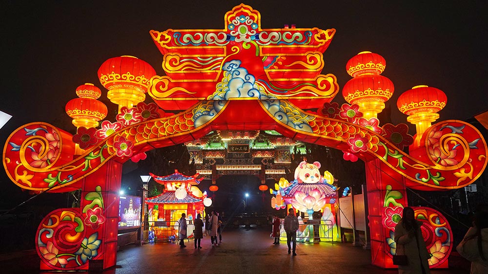 عرض فوانيس ملونة لاستقبال عيد الفوانيس التقليدي في شرقي الصين