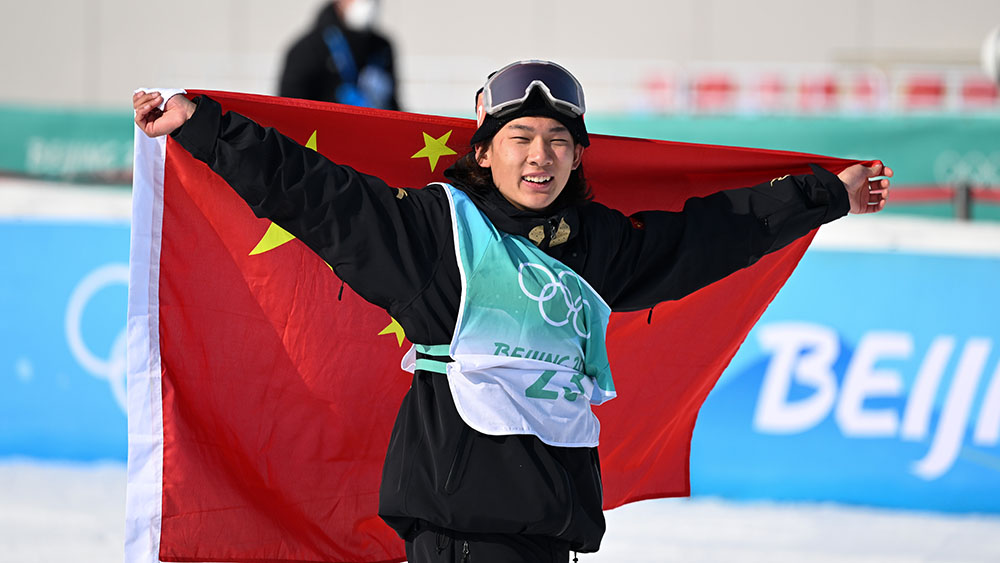 الصيني سو يي مينغ يفوز بذهبية تاريخية في نهائي القفزات الهوائية في السنوبورد للرجال بأولمبياد بكين الشتوي