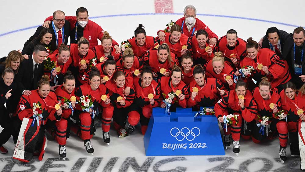 الفريق الكندي يفوز بذهبية هوكي الجليد للسيدات خلال أولمبياد بكين الشتوي
