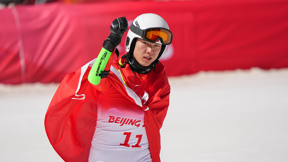 الصيني ليانغ جينغ يي يفوز بذهبية سباق سوبر-جي (وقوفا) للرجال في دورة الألعاب البارالمبية الشتوية 2022